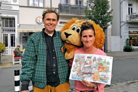 Der Warnemünder Lions-Präsident Detlev Hammerschmidt und Steffi Eicher von Guido’s Coffeebar präsentieren die 15. Auflage des Rostocker Adventskalenders, zu haben ab sofort in mehreren Verkaufsstellen.
