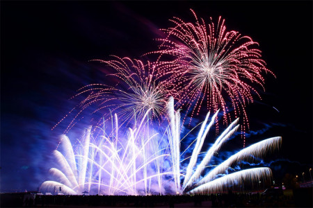 Pyro Games im Rostocker IGA Park: Feuerwerksprofis malen mit funkelnden Sternen die schönsten Bilder ans Firmament.