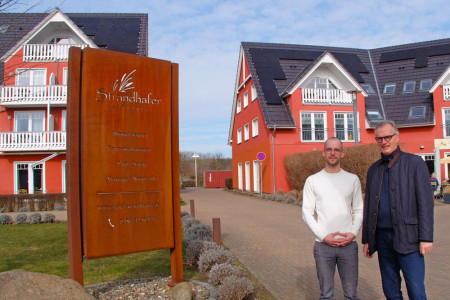 Das passt: 100.000 Euro haben Christian Scheil (r.), hier mit Hoteldirektor Martin Rosenkranz, und seine Frau in die Hand genommen um in die Energiewende zu investierer. Mit den 160 Modulen decken sie etwa ein Drittel ihres Bedarfes. Das passt: 100.000 Euro haben Christian Scheil (r.), hier mit Hoteldirektor Martin Rosenkranz, und seine Frau in die Hand genommen um in die Energiewende zu investierer. Mit den 160 Modulen decken sie etwa ein Drittel ihres Bedarfes.