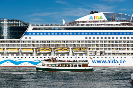 Die in Rostock beheimatete Kreuzfahrtreederei Aida Cruises läuft Warnemünde in diesem Jahr mit gleich drei Schiffen an.