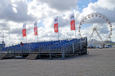 Am Sail-Freitag ist diese Zuschauertribüne den Wiro-Jubilaren vorbehalten. Sie dürfen von hier aus das Ein- und Auslaufen der Schiffe beobachten. 