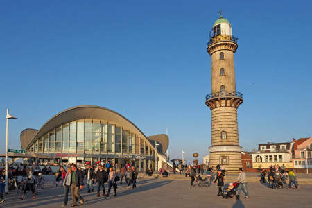 Neben dem historischen Leuchtturm prägt der Teepott mit seiner beeindruckenden Hyparschalen-Dachkonstruktion die Silhouette von Warnemünde.