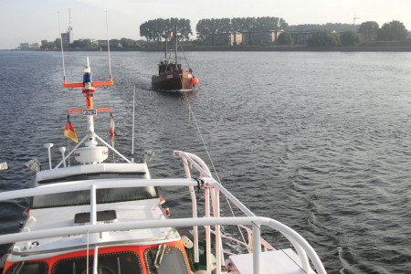 Mit dem Seenotrettungskreuzer "Arkona" schleppten die Seenotretter einen manövrierunfähigen Angelkutter mit 14 Personen an Bord in den Hafen.