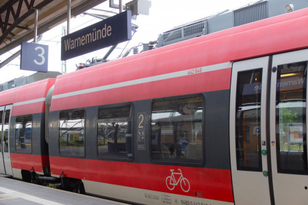 Der S-Bahn-Verkehr zwischen Rostock und Warnemünde entfällt zwischen dem 27. Oktober und 3. Dezember. Grund sind Gleisbauarbeiten in Rostock-Bramow. Es werden Ersatzbusse eingesetzt.