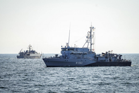 Das Minenjadgboot M 1063 Bad Bevensen fährt gemeinsam mit einem Minenjadgboot der estnischen Marine durch die Kieler Förde während der Übung Northern Coasts 2024.//Foto: Bundeswehr/Nico Theska, Fotograf: Tobias Wolf