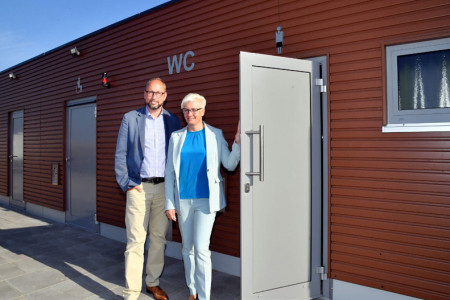 Steffi Berger, Geschäftsführerin der Fima Berger Raumsysteme GmbH, und Tourismusdirektor Matthias Fromm präsentierten heute in Warnemünde die neue Toilette am Strandaufgang 10.