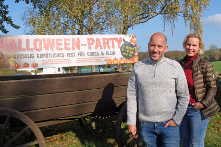 Freuen sich auf ihre vierte Halloween-Familienparty: Alexander Soyk und Katrin Paap vom Hotel Ostseeland in Diedrichshagen.  