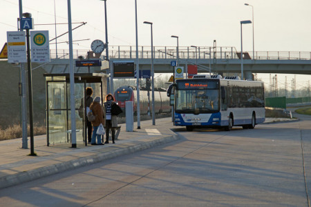 Der Verkehrsverbund Warnow setzt an Silvester und am Neujahrstag zusätzliche Busse und Bahnen zwischen Warnemünde und Rostock ein.