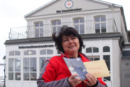 Thekla Riemer arbeitet im Infozentrum der Seenotretter in Warnemünde und kümmert sich um den Versand der Jahrbücher.