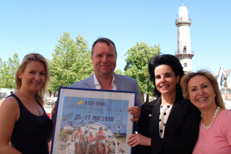 Freuen sich, 30 bed&uuml;rftige Erstkl&auml;ssler zu funkelnagelneuen Schulranzen verholfen zu haben: Falk R&ouml;sler (Arge Haus), sowie Evelyn Pyritz, Christine Bornholdt und Vicky Theou Agrofylakas (v.l.) vom Charity Club Rostock e.V.