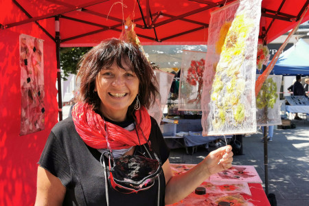 Handweberin Ines Heinrich aus Warnemünde ist mit ihren transparenten Fensterbildern auf dem Kunsthandwerkermarkt vertreten.