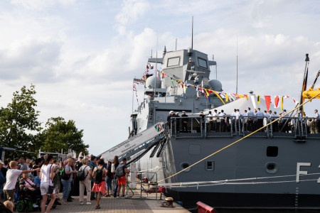 Die Fregatte F Nordrhein-Westfalen liegt im Hafen w&auml;hrend der 34. Hanse Sail in Rostock-Warnem&uuml;nde, am 07.08.2025.//Bildrechte: Bundeswehr, Kristina Kolodin//Foto: Tanja Wendt