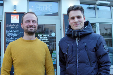Michael Brügmann (l.) und Jan Krugmann hier vor ihrem Restaurant "Carls" outen sich als echte Warnemünder Turmleuchter und unterstützen die Spendenaktion mit 600 Euro.