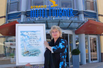 Die wunderbaren Schriftbilder der Rostocker Künstlerin Heidemarie Schuldt-Jahnke sind noch bis Ende September im Foyer des Strand-Hotel Hübner zu sehen.