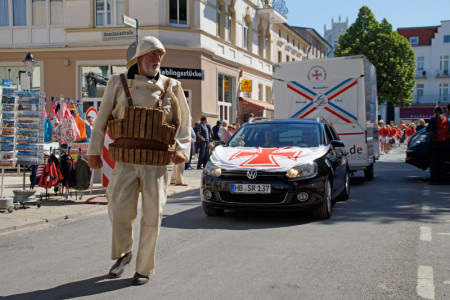 Gemeinsam mit dem Rostocker Shantychor Luv un Lee werden die Seenotretter am Niegen Ümgang teilnehmen. Gemeinsam mit dem Rostocker Shantychor Luv un Lee werden die Seenotretter am Niegen Ümgang teilnehmen.