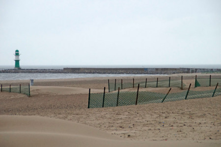 Entlang der Sandfangzäune am Strand von Warnemünde haben sich während der vergangenen Sturmtage Mengen feinsten Strandsandes gesammelt.