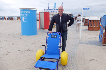 Zwei Umkleidekabinen und ein Strandrolli ergänzen seit neuestem das Serviceangebot in der Strandoase Treichel. Zwei Umkleidekabinen und ein Strandrolli ergänzen seit neuestem das Serviceangebot in der Strandoase Treichel.