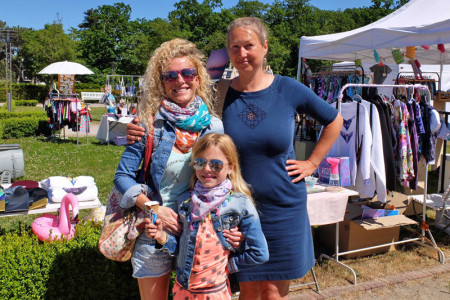 Vivian Skiba, Tochter Minu und Anne Bark erkunden den Ponyhof, der sich bereits bis nach Wustrow herumgesprochen hat. Vivian Skiba, Tochter Minu und Anne Bark erkunden den Ponyhof, der sich bereits bis nach Wustrow herumgesprochen hat.