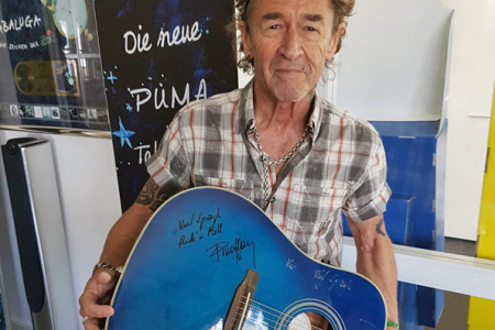 Eine von Peter Maffay handsignierte Gitarre wird am Donnerstag zu Gunsten der Peter-Maffay-Stiftung verlost. 
