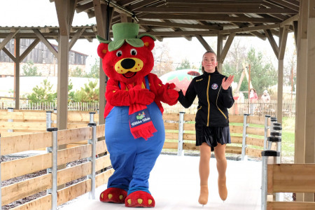 Adele ist 15 Jahre alt, wohnt in Rostock und trainiert beim Rostocker Eiskunstlaufverein. Gemeinsam mit „Karlchen“ hat sie die neue Eisbahn ausprobiert und für gut gefunden. Adele ist 15 Jahre alt, wohnt in Rostock und trainiert beim Rostocker Eiskunstlaufverein. Gemeinsam mit „Karlchen“ hat sie die neue Eisbahn ausprobiert und für gut gefunden.