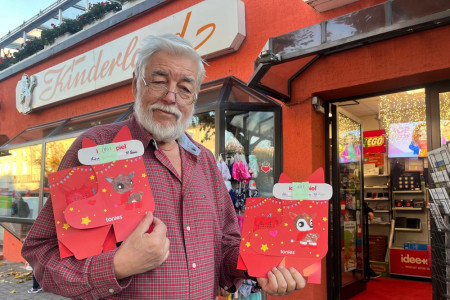 Tradition mit Herz: Joachim Hoffmann hält die Bastelbögen bereit, mit denen kleine Künstlerinnen und Künstler am Kinderland Hoffmann ihre Nikolausstiefel gestalten können.//Foto: Maria Pistor
