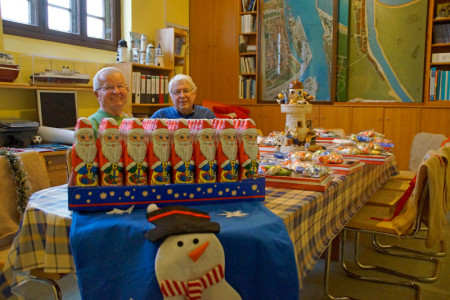 Die Warnemünder Leuchtturmmänner Walter Vogt (li.) und Gerhard Lau freuen sich über den reich bestückten Gabentisch. Die Warnemünder Leuchtturmmänner Walter Vogt (li.) und Gerhard Lau freuen sich über den reich bestückten Gabentisch.