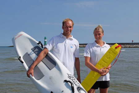 Die beiden Studenten Sarah Woitendorf und Daniel Wilke gehören zum Rostocker DLRG-Team.