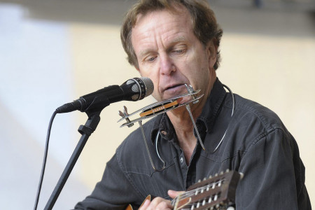 Poetische Worte treffen auf kraftvollen Rhythm & Blues: Roland Berens live am 3. August im Kurhausgarten Warnemünde.//Foto: Roland Berens