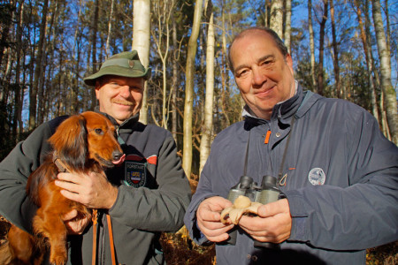Forstamtsleiter Jörg Harmuth mit Jagddackel "Caps von Speyerbach" (li.) und Heideexperte Wilfried Steinmüller laden zur ersten Heidewanderung des Jahres.