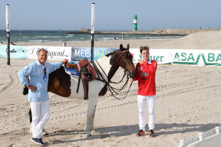 Turnierleiter Uwe Zimmermann und Sohn Maximilian reiten beim Beachpolo Warnemünde in einem Team. Das Pferd "La Pata" gehört zum familieneigenen Polo-Stall.