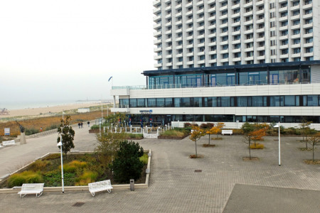 Die Strandpromenade hier zwischen Hotel Neptun, Seebad und a-ja Resort soll noch im November aufgehübscht werden. Geplant ist eine neue große Pflanzfläche statt der vielen kleinen Baumscheiben.