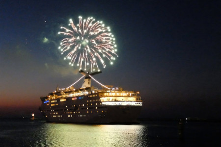 Die Warnemünder Port Partys sind fester Bestandteil einer jeden Saison. Fünf feierliche Schiffsverabschiedungen fanden allein 2016 statt.