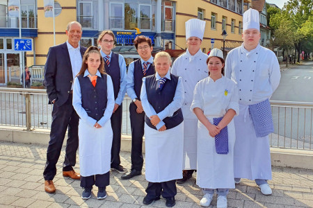 Hoteldirektor Dietmar Karl (l.) begr&uuml;&szlig;t die Neuen: Lara Stuth, Nico Niedballa, Lam Quoc Ha, Angelina K&ouml;nigs, Max Welz, Leonie Kieckh&auml;fen und Robert Riemer (v.l.)