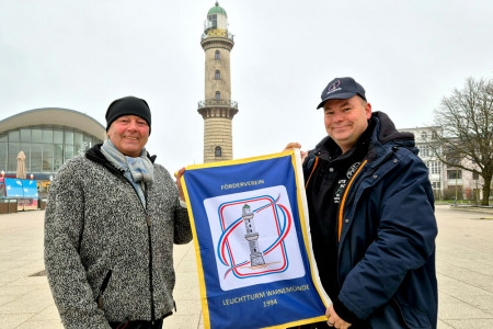 Zwei, die f&uuml;r Warnem&uuml;nde brennen: Veranstalter Torsten Sitte (l.) und Leuchtturm-Botschafter Andr&eacute; Kroboth vor dem Warnem&uuml;nder Wahrzeichen.