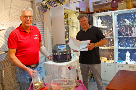 Beim Aufaddieren der Einzahlungsquittungen, generiert aus den Sammelschiffchen, kam Michael Smukal (r.) auf die stolze Summe von 6.033,74 Euro. Für die Erfassung der zusätzlich gesammelten Münzen kam Seenotretter Jörg Westphal heute mit der Zählmaschine. Beim Aufaddieren der Einzahlungsquittungen, generiert aus den Sammelschiffchen, kam Michael Smukal (r.) auf die stolze Summe von 6.033,74 Euro. Für die Erfassung der zusätzlich gesammelten Münzen kam Seenotretter Jörg Westphal heute mit der Zählmaschine.