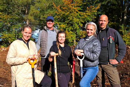Mit Spaten und guter Laune: Michaela Krüger, Irmin Stintzing, Kati Mix und Anne Schlücker vom StrandResort Markgrafenheide (v. l.) luden zur dritten Pflanzaktion in die Rostocker Heide. Unterstützung gab’s von Revierförster Christoph Willert (r.).