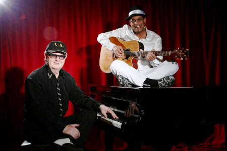 Larry Harms und Andy Holz lassen als Duo LA den Glanz der Swingära im Kurhausgarten Warnemünde aufleben.//Foto: Duo LA