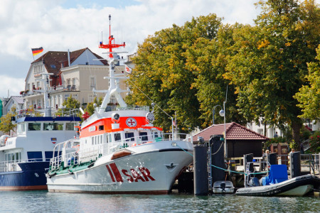 In Warnemünde ist der Seenotrettungskreuzer "Arkona" für die DGzRS stationiert.