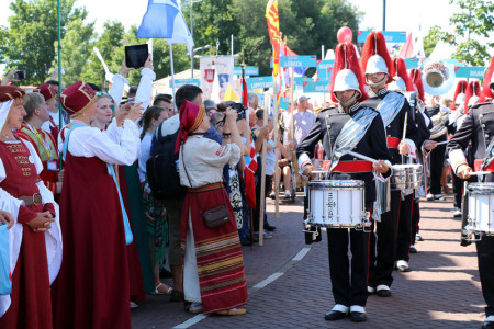 Zuschauer s&auml;umen den Festumzug beim 800. Stadtgeburtstag.