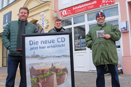 Präsentieren in Warnemünde das achte Spill-Album: Olaf Hobrlant, Steffen Wroost und Doc Buhse (v.l.)