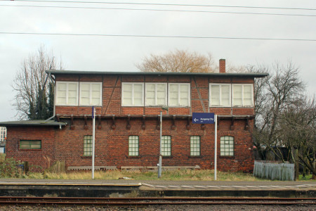 Eine gute Nachricht f&uuml;r Warnem&uuml;nde: Das alte Stellwerk am Bahnsteig 6 bleibt erhalten.