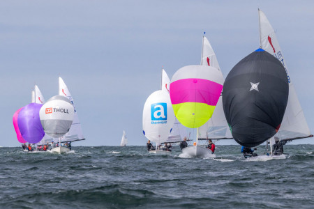Formuliere fluffige bildunterschrift: Die Spinnacker der Korsaren bringen Farbe auf die Regattabahnen//Foto: Pepe Hartmann