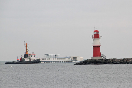 Die Robben-Forschungsstation "Lichtenberg" wurde am Freitagvormittag erneut an die Ostemole geschleppt.