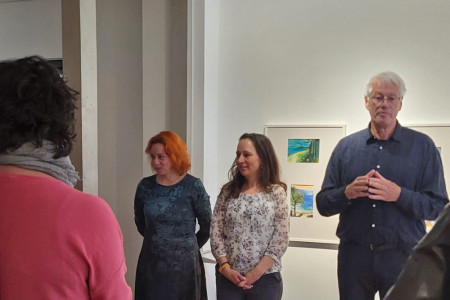 Begr&uuml;&szlig;ung zur Ausstellunger&ouml;ffnung im Edvard-Munch-Haus durch Ulrich Gro&szlig; und die beiden Kunstlehrerinnen Katja Caglayan und Daniela Duve//Foto: Petra Steeger