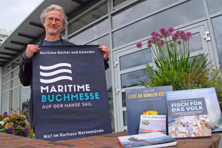 Buchhändler Frank Weisleder richtet während der Hanse Sail vom 10. bis 13. August im Kurhaus Warnemünde die erste maritime Buchmesse aus.
