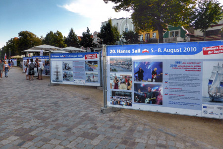 Die Ausstellung „29 Jahre Hanse Sail“ am Alten Strom in Warrnemünde