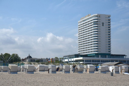 Das Warnemünder Hotel Neptun lädt zum Public Viewing mit Rainer Jarohs.