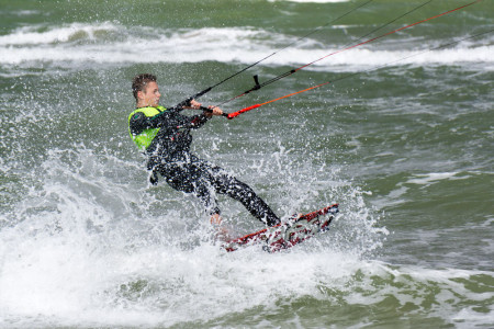 Bei der Baltic Crossing Challenge zur Hanse Sail wollen Sportler auf Windsurf-, Kitesurf- und Wingfoilboards die Scandlines-F&auml;hren im Zeitrennen mit Windkraft schlagen.//Foto (Archiv): Holger Martens