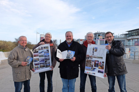 Haben allen Grund zur Freude: Walter Vogt, Gerhard Lau und Klaus Möller (v.li.) vom Leuchtturmverein – die Auftraggeber – Achim Schade und Matthias Redieck – die Auftragnehmer – bei der Präsentation des 20. Tidingsbringer.