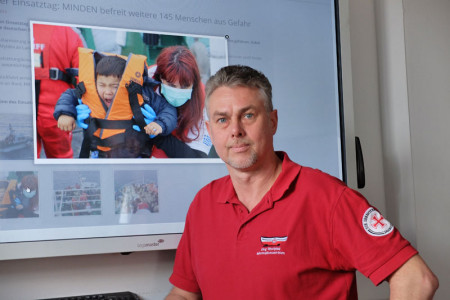 Am Ostersonnabend reist der Leiter des Warnemünder Seenotretter-Infozentrums, Jörg Westphal, nach Lesbos um vor Ort an Bord der „Minden“ die IMFR-Mission zu unterstützen.